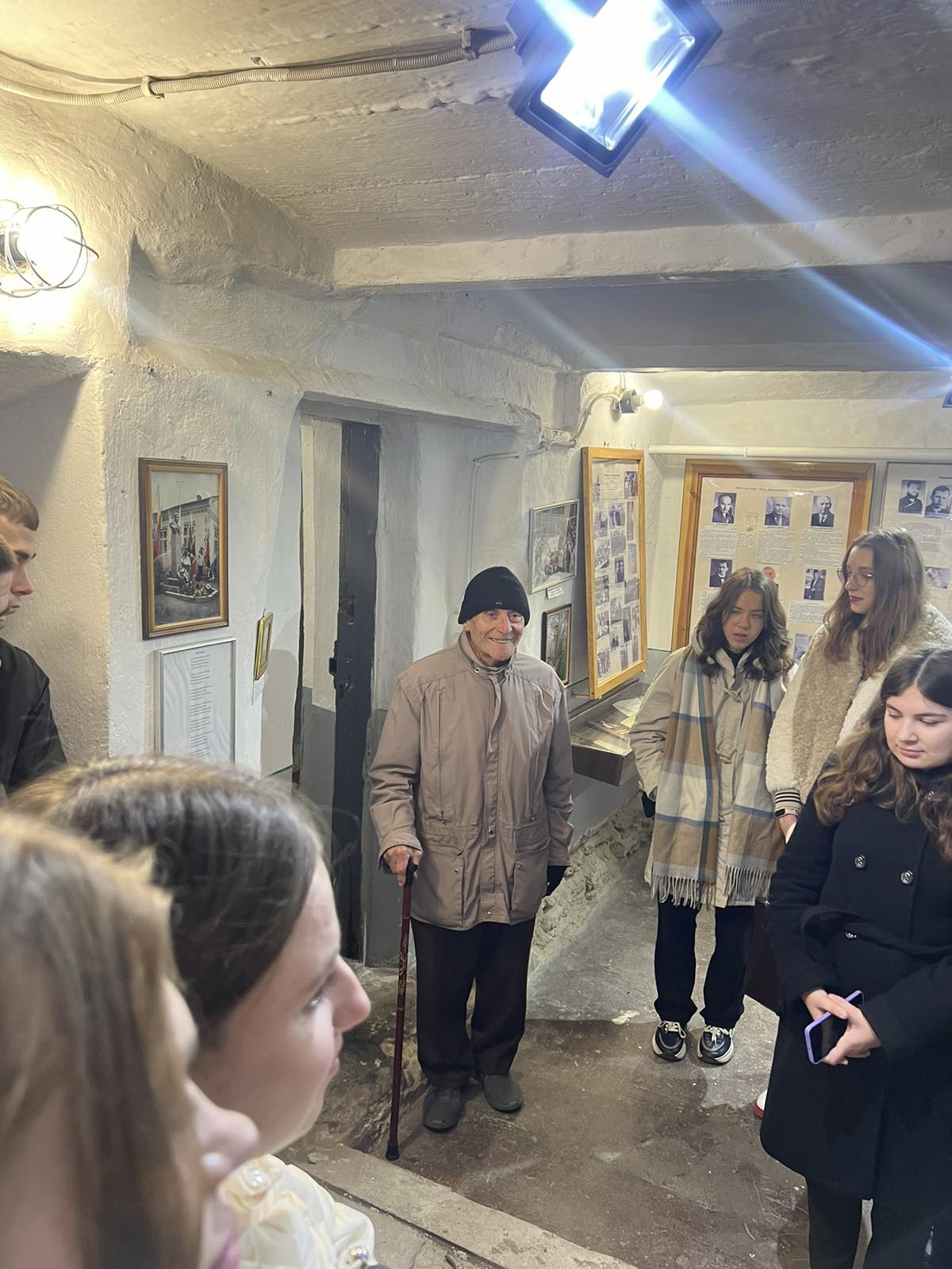 Ст. наук. співробітник музею, колишній політв_язень - Ігор Олещук зі студентами